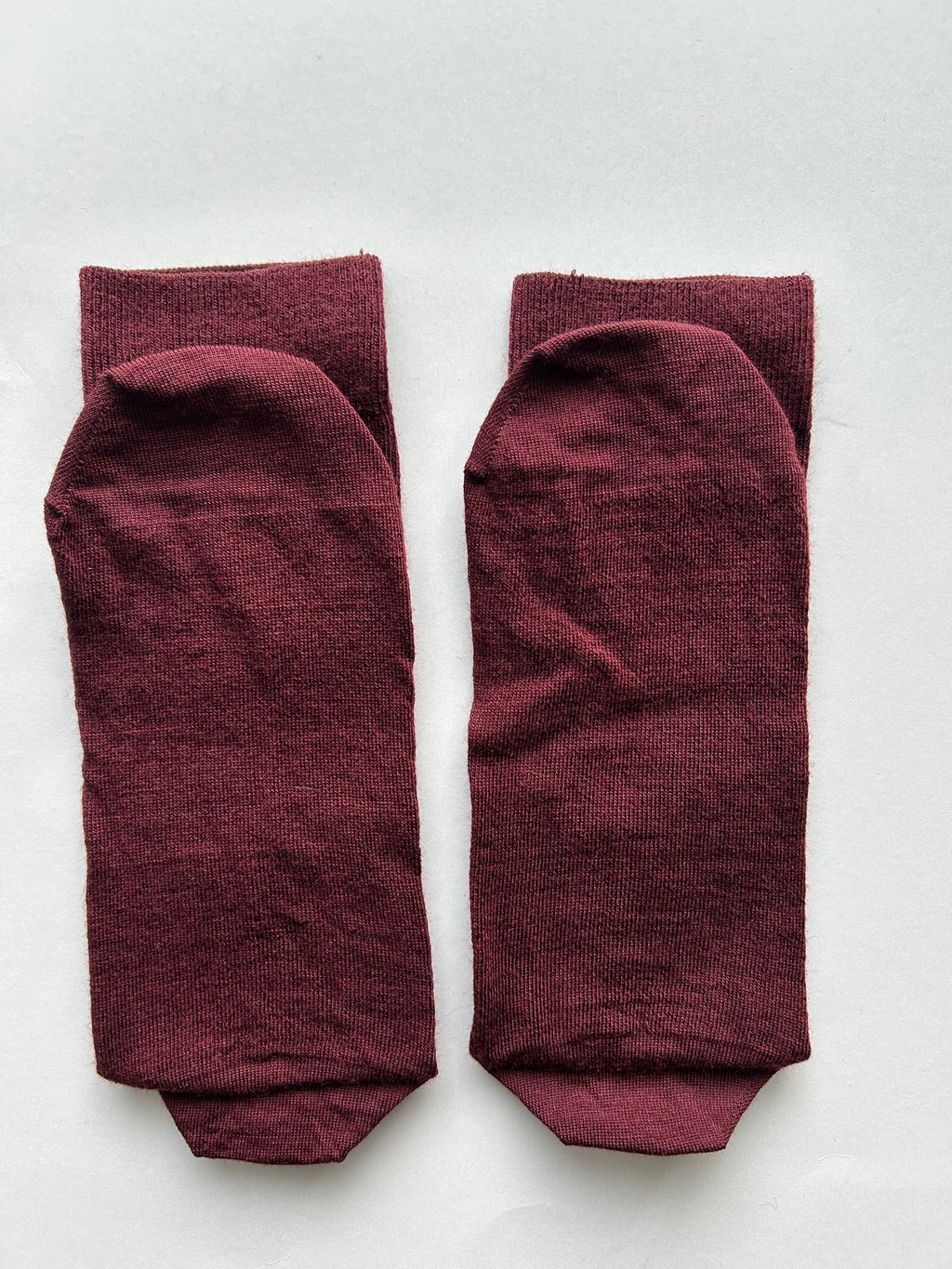 Calze bordeaux da uomo in lana merino con le iniziali ricamate in senape, Individual Socks