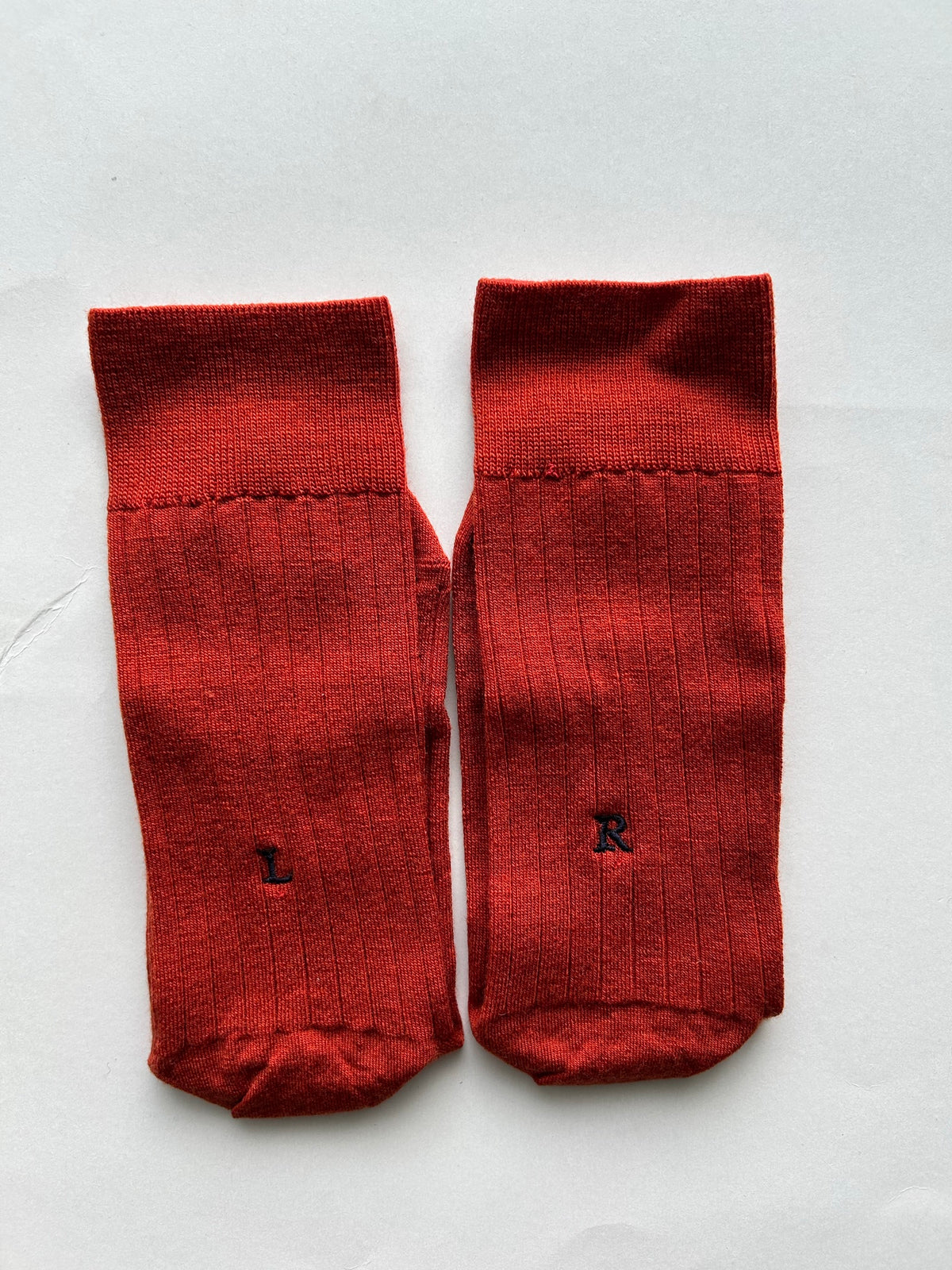 Calze arancio unisex in lana merino con le iniziali ricamate in blu, Individual Socks