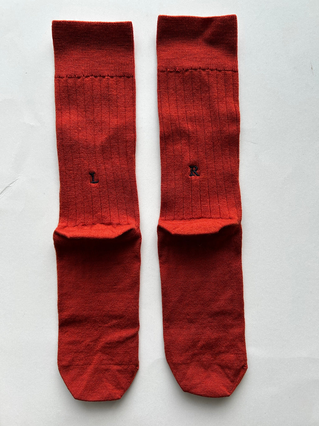 Calze arancio unisex in lana merino con le iniziali ricamate in blu, Individual Socks