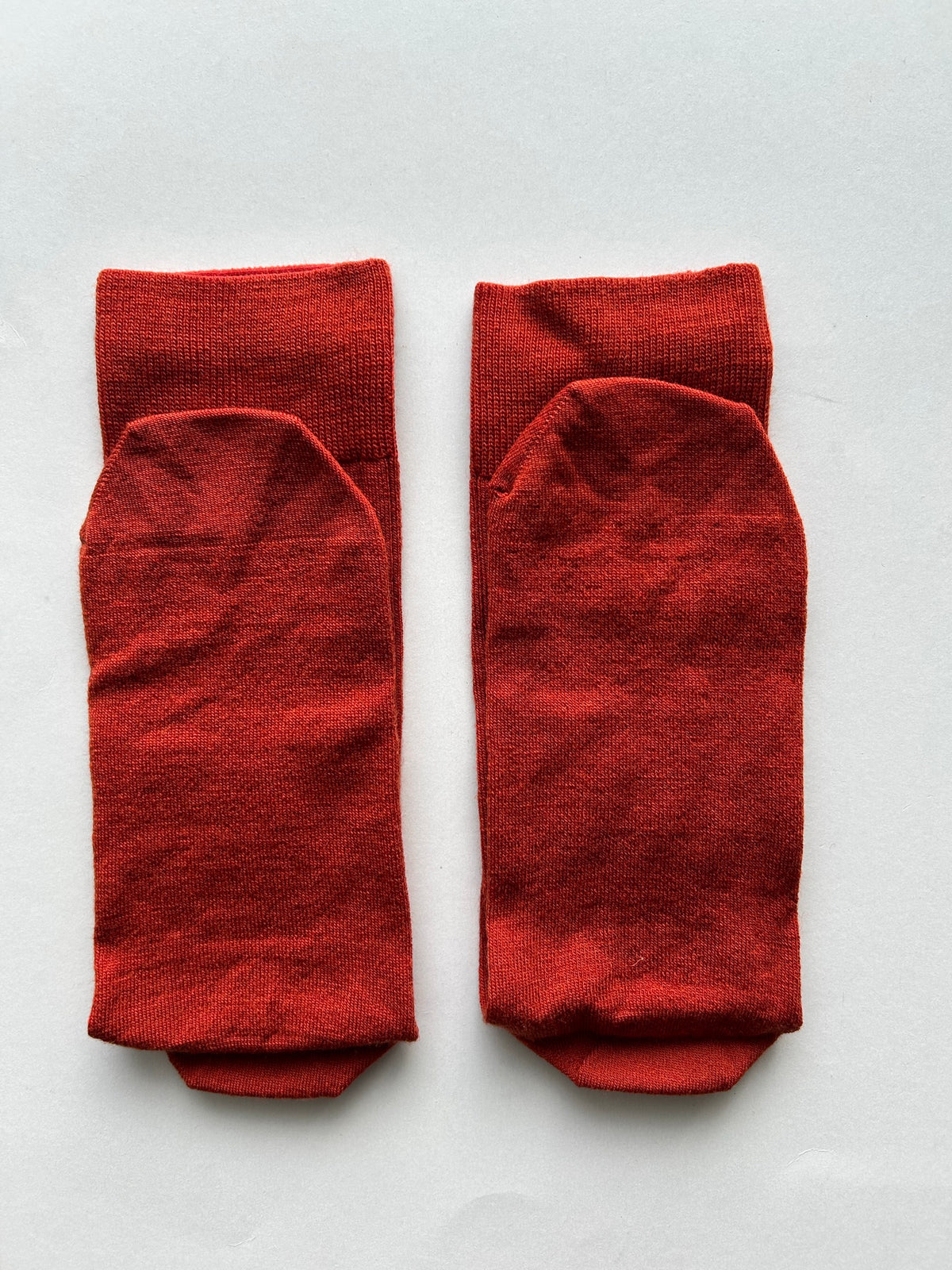 Calze arancio unisex in lana merino con le iniziali ricamate in blu, Individual Socks