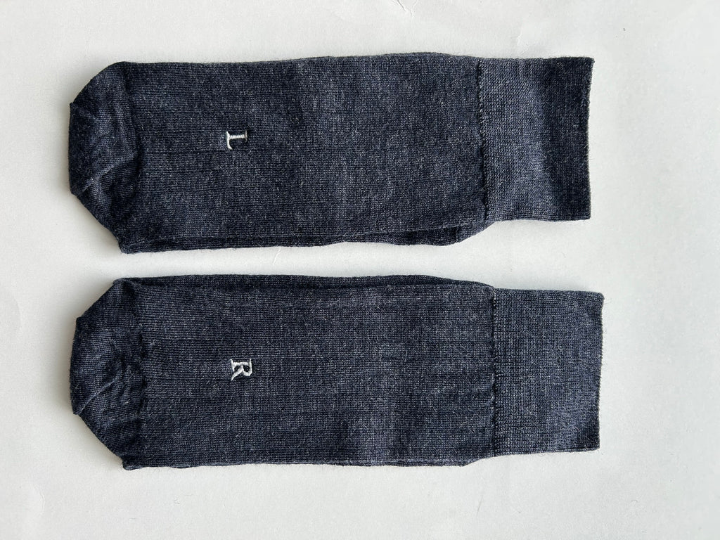 Calze blu da uomo in lana merino con le iniziali ricamate in grigio, Individual Socks