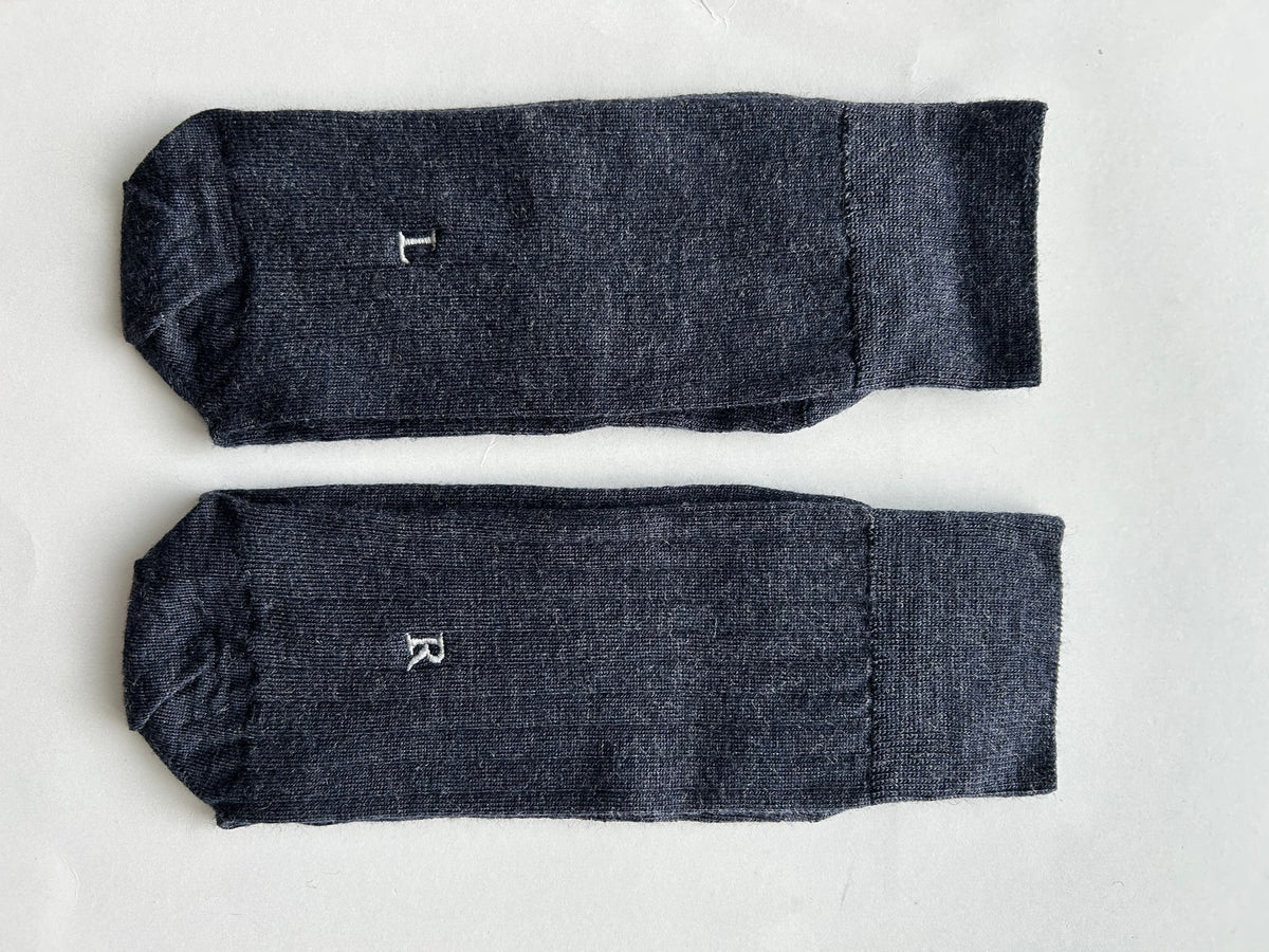 Calze blu da uomo in lana merino con le iniziali ricamate in grigio, Individual Socks