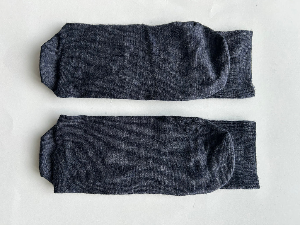 Calze blu da uomo in lana merino con le iniziali ricamate in grigio, Individual Socks