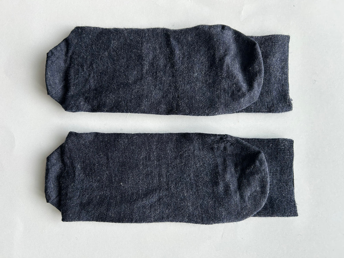 Calze blu da uomo in lana merino con le iniziali ricamate in grigio, Individual Socks