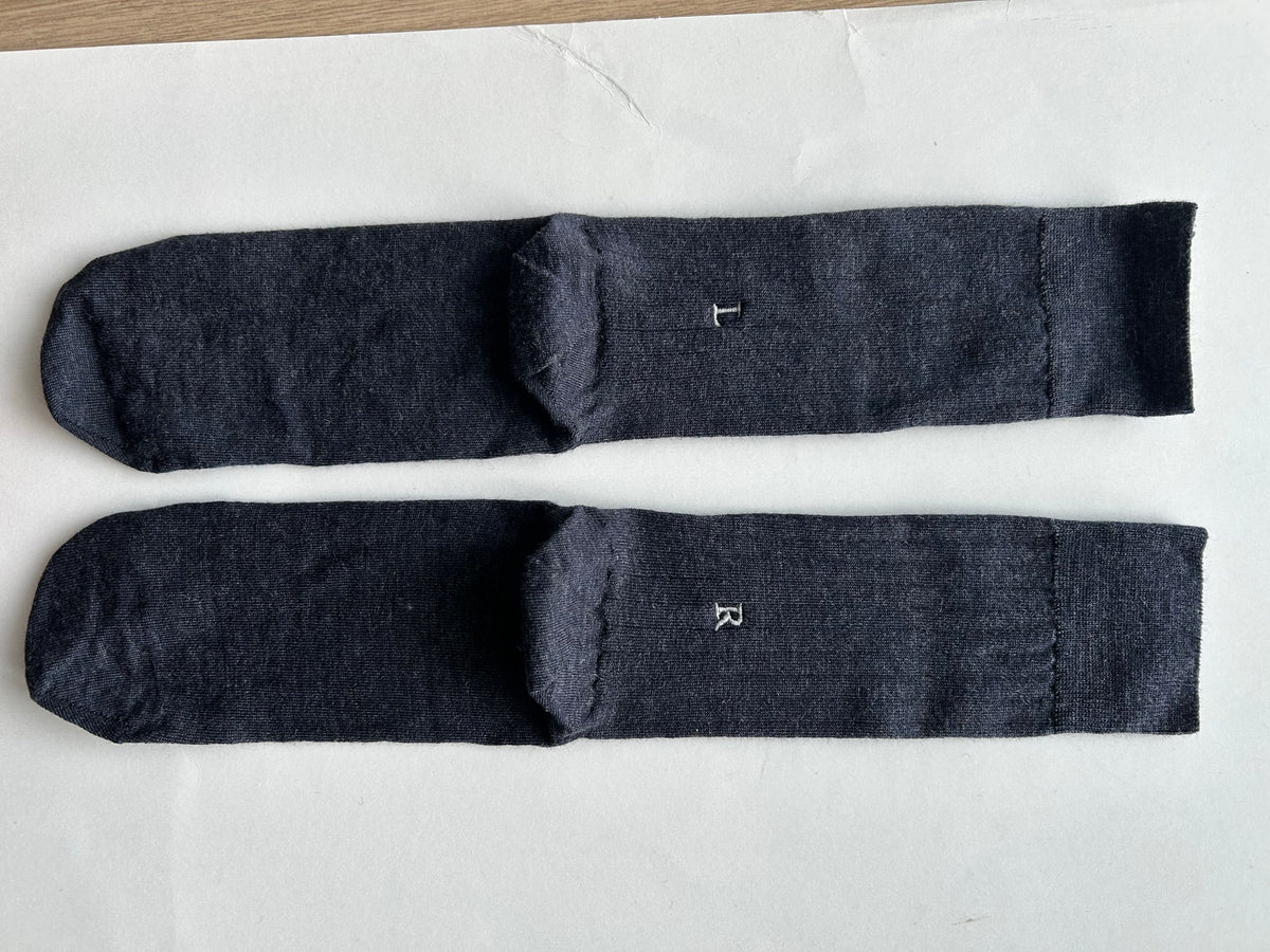 Calze blu da uomo in lana merino con le iniziali ricamate in grigio, Individual Socks