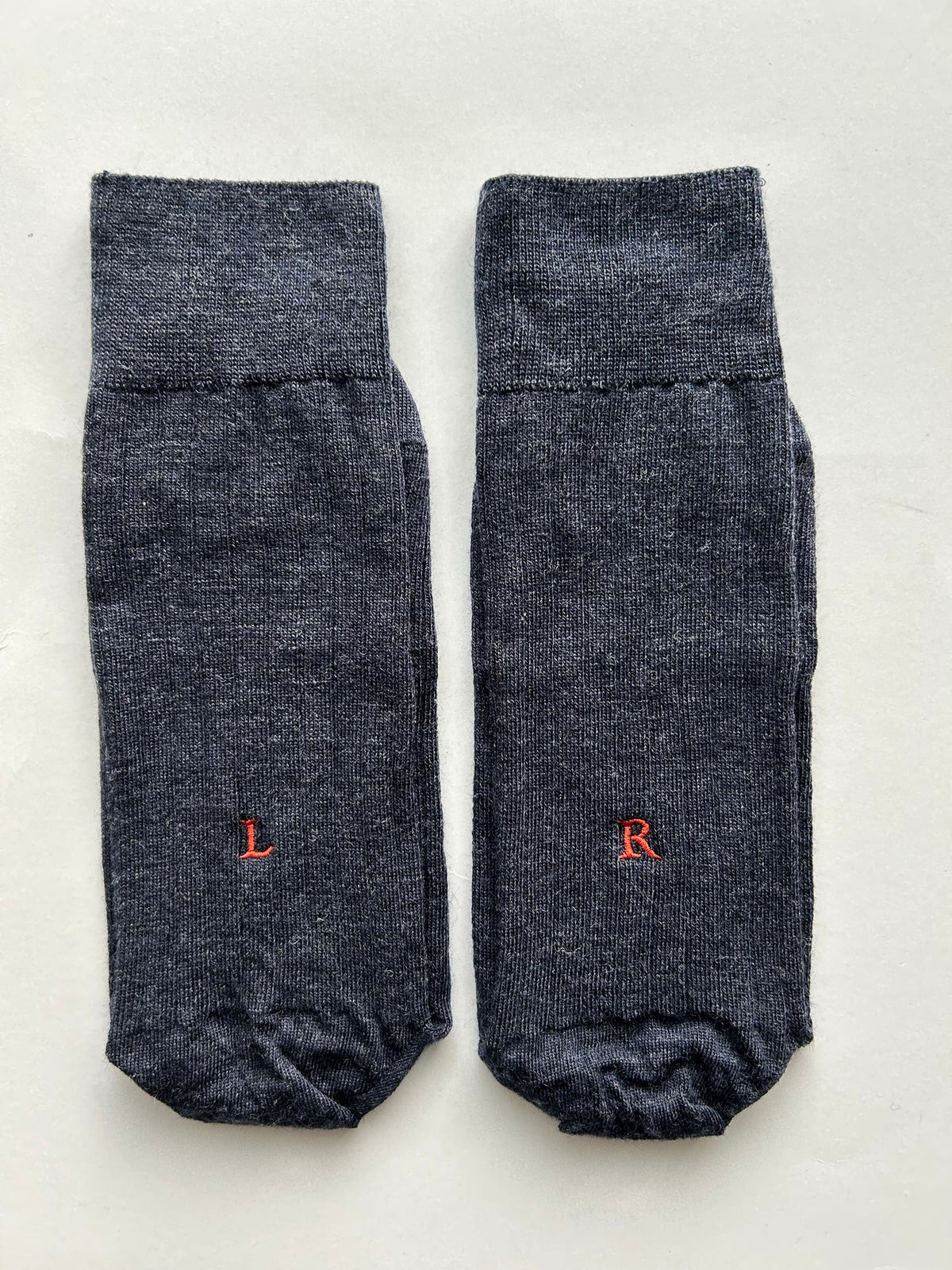 Calze blu da uomo in lana merino con le iniziali ricamate in rosso, Individual Socks