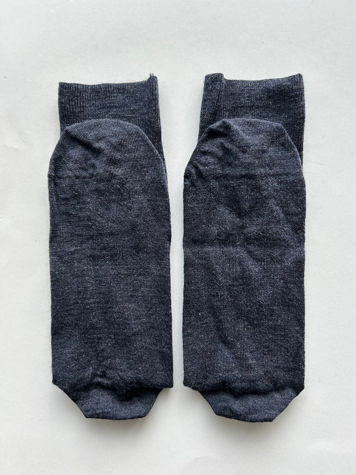 Calze blu da uomo in lana merino con le iniziali ricamate in rosso, Individual Socks