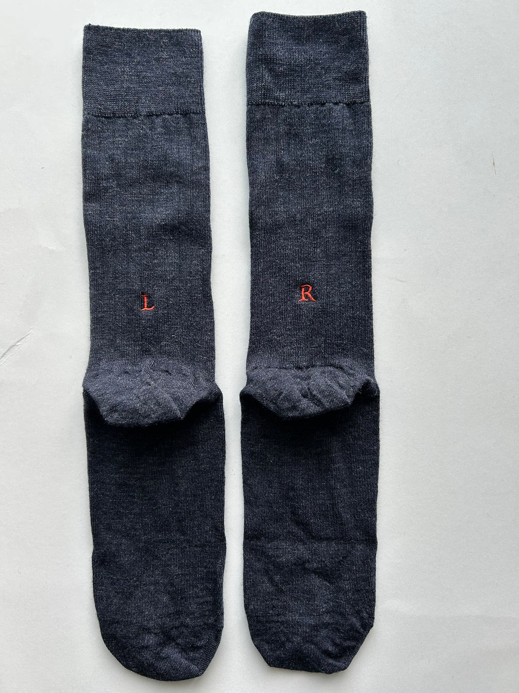 Calze blu da uomo in lana merino con le iniziali ricamate in rosso, Individual Socks