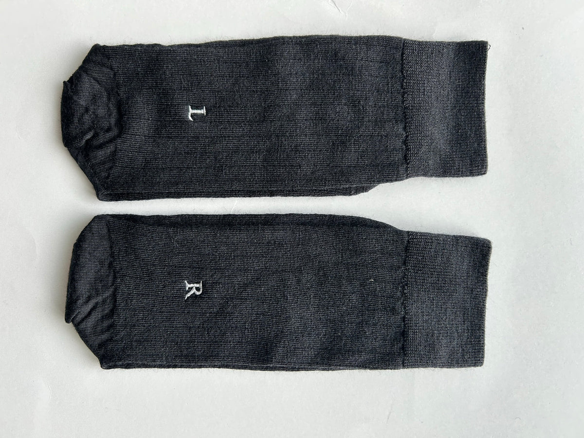 Calze nere da uomo in lana merino con le iniziali ricamate in grigio, Individual Socks