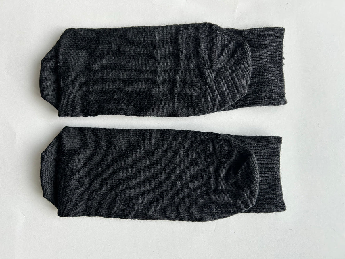 Calze nere da uomo in lana merino con le iniziali ricamate in grigio, Individual Socks