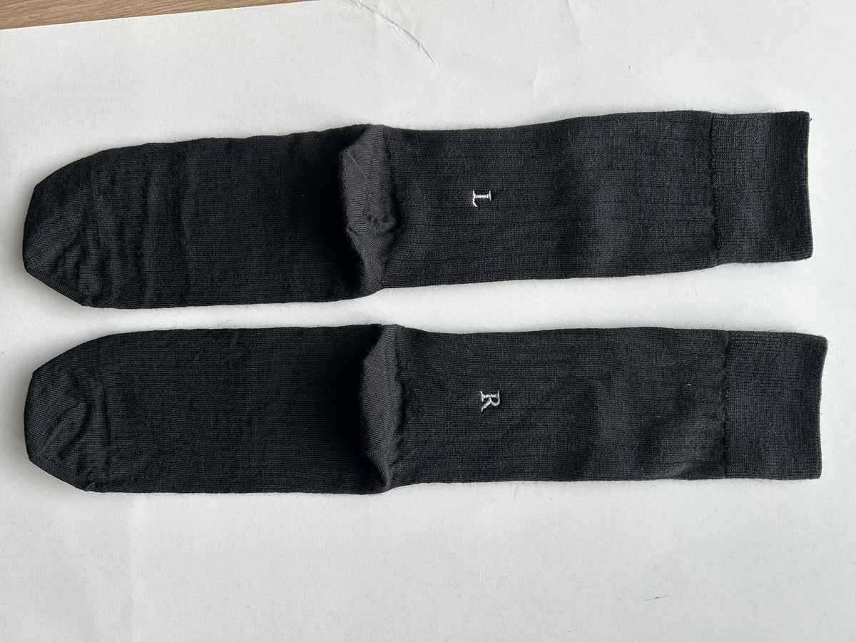 Calze nere da uomo in lana merino con le iniziali ricamate in grigio, Individual Socks
