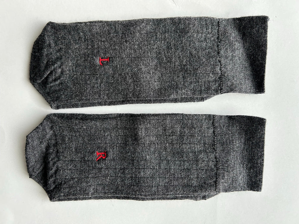 Calze grigio melange da uomo in lana merino con le iniziali ricamate in rosso, Individual Socks