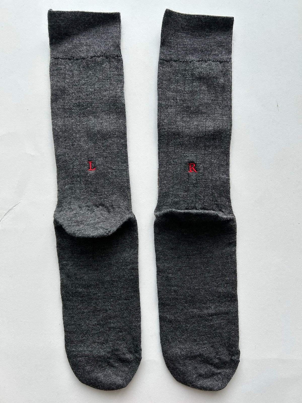 Calze grigio melange da uomo in lana merino con le iniziali ricamate in rosso, Individual Socks