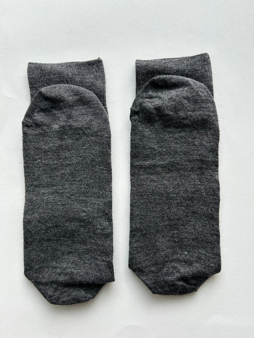 Calze grigio melange da uomo in lana merino con le iniziali ricamate in rosso, Individual Socks