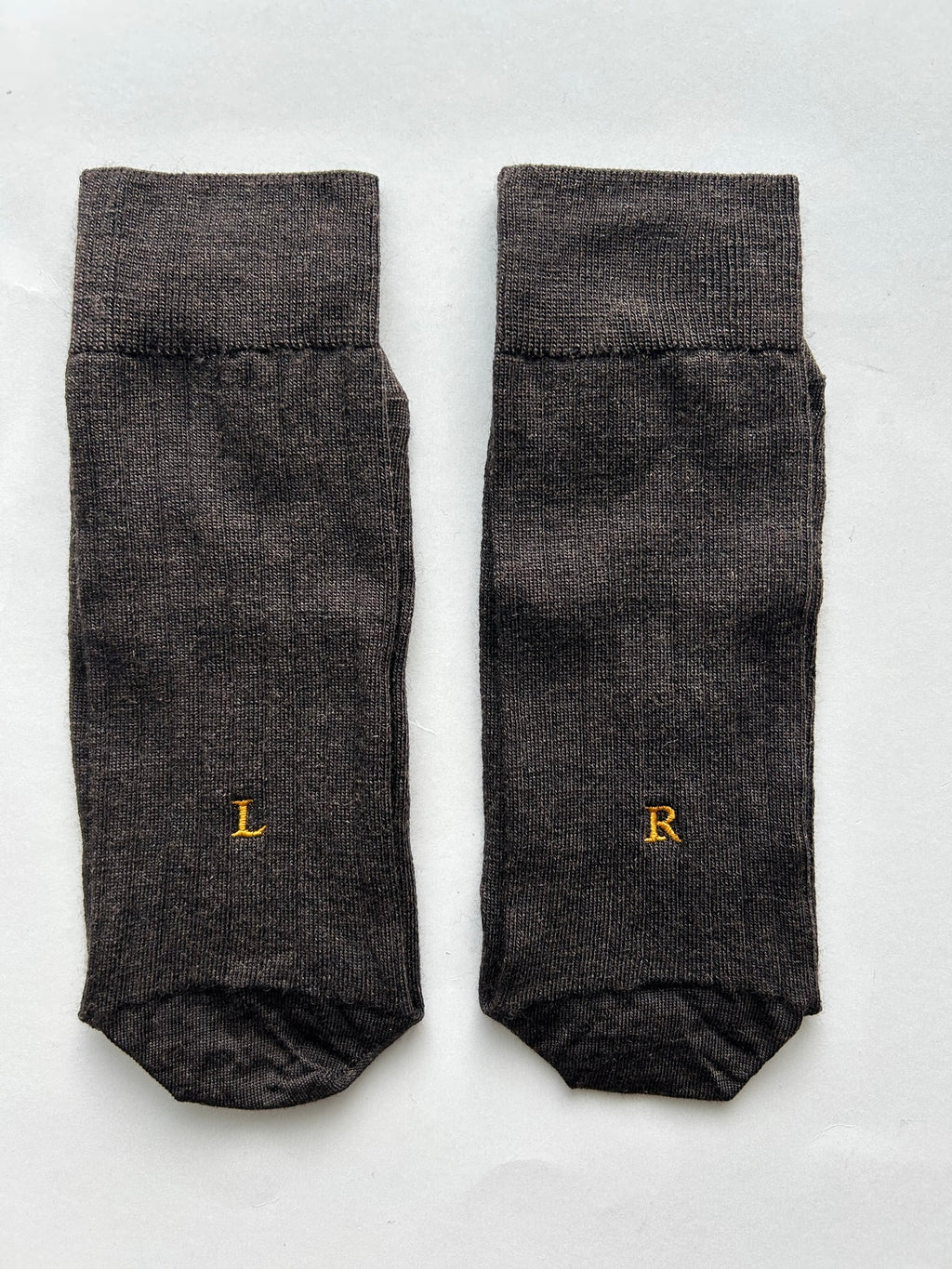 Calze marroni da uomo in lana merino con le iniziali ricamate in senape, Individual Socks