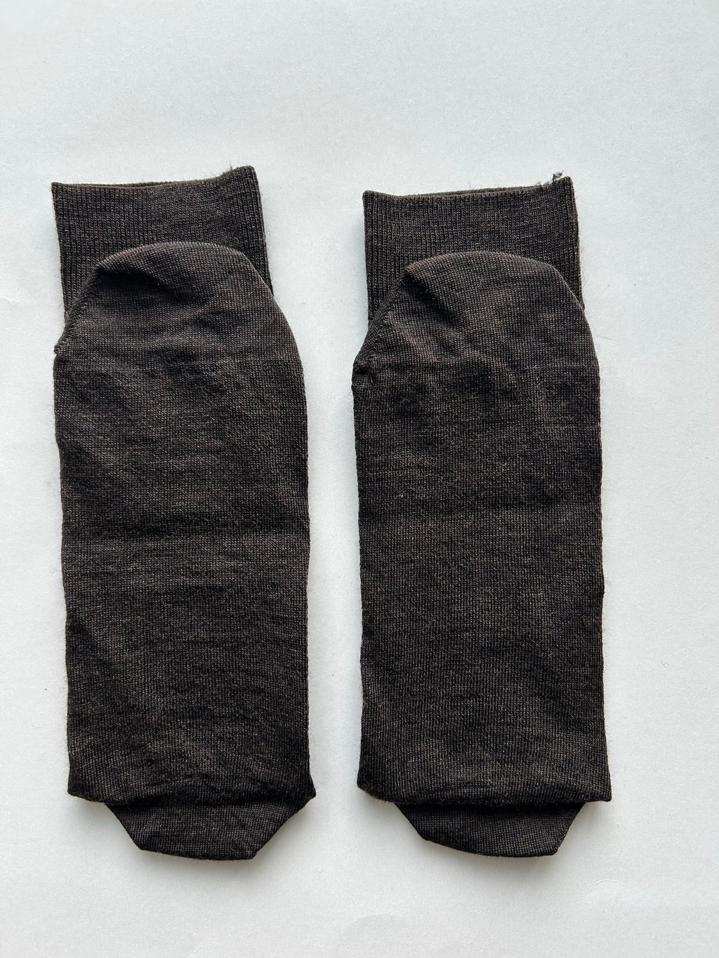Calze marroni da uomo in lana merino con le iniziali ricamate in senape, Individual Socks