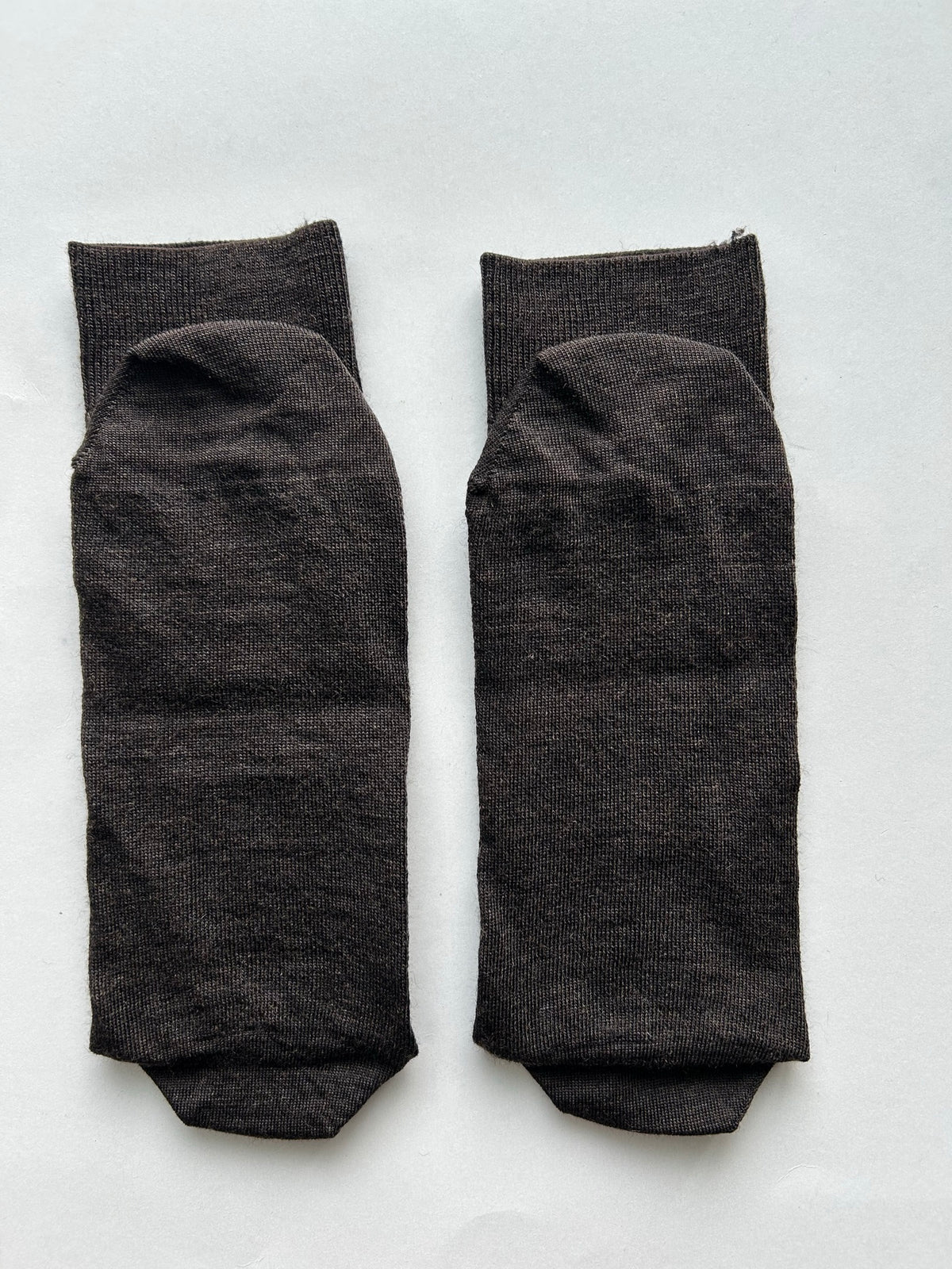Calze marroni da uomo in lana merino con le iniziali ricamate in senape, Individual Socks