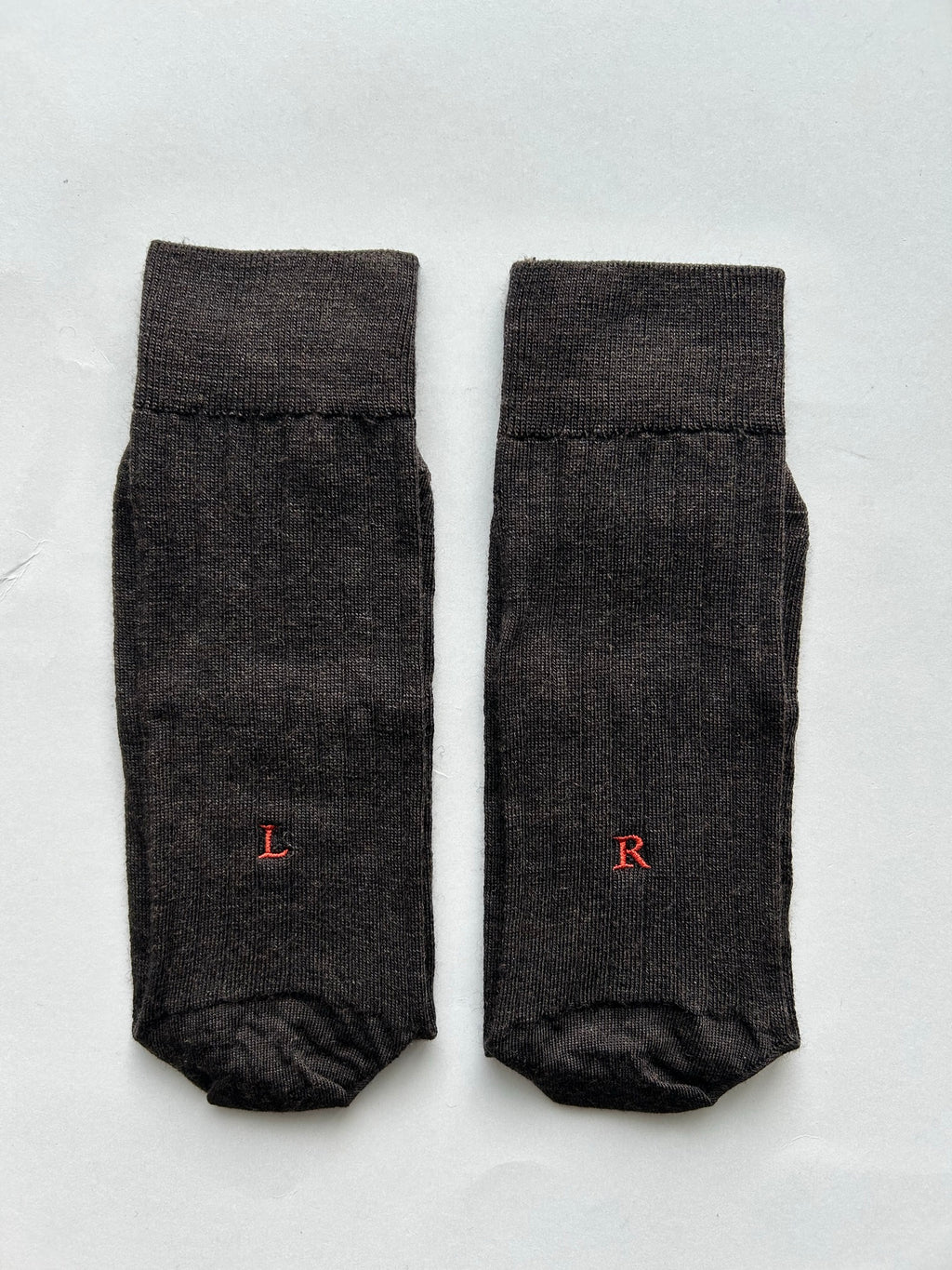 Calze marroni da uomo in lana merino con le iniziali ricamate in arancio, Individual Socks