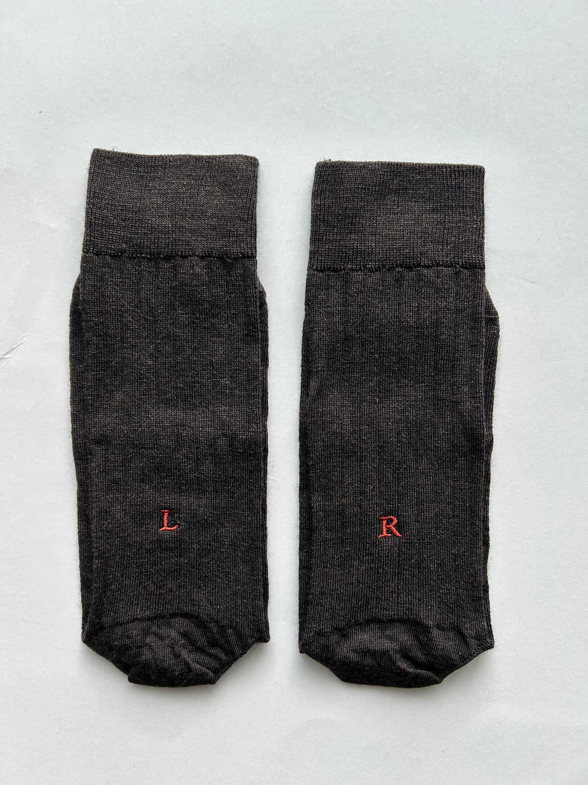 Calze marroni da uomo in lana merino con le iniziali ricamate in arancio, Individual Socks