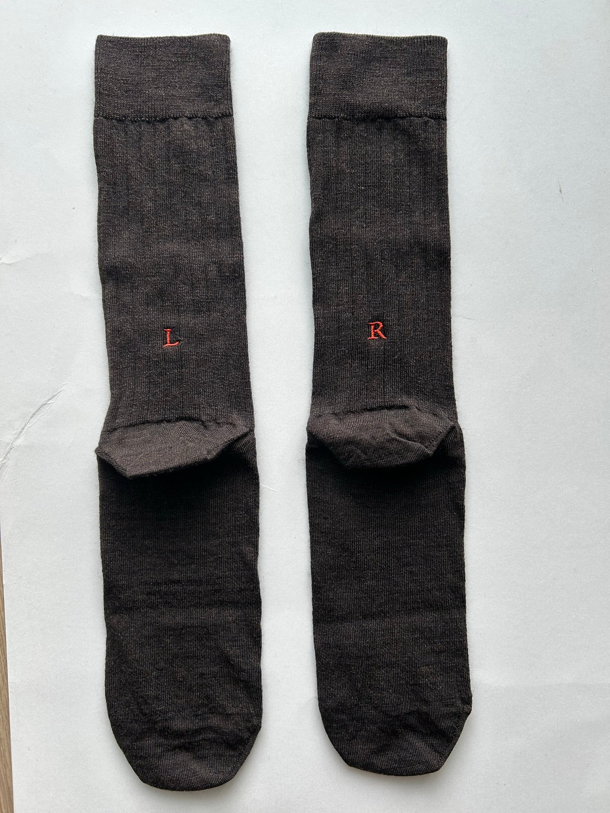 Calze marroni da uomo in lana merino con le iniziali ricamate in arancio, Individual Socks