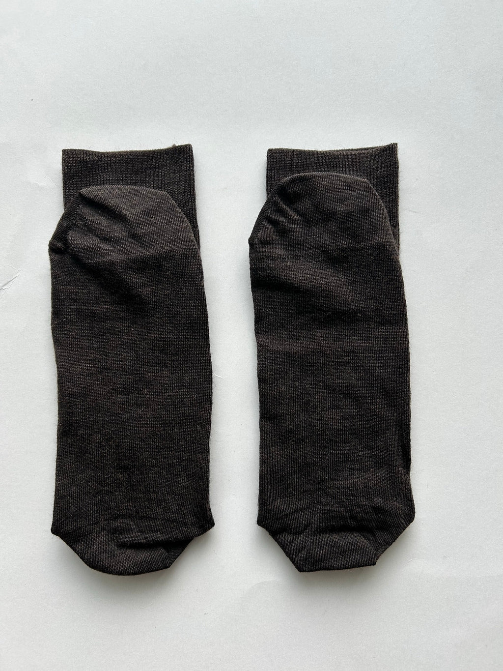 Calze marroni da uomo in lana merino con le iniziali ricamate in arancio, Individual Socks