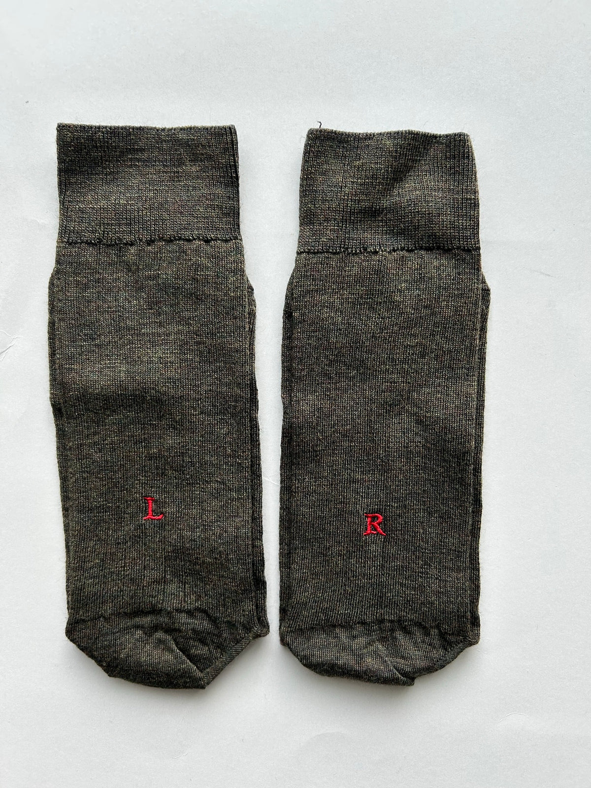 Calze verde melange da uomo in lana merino con le iniziali ricamate in rosso, Individual Socks