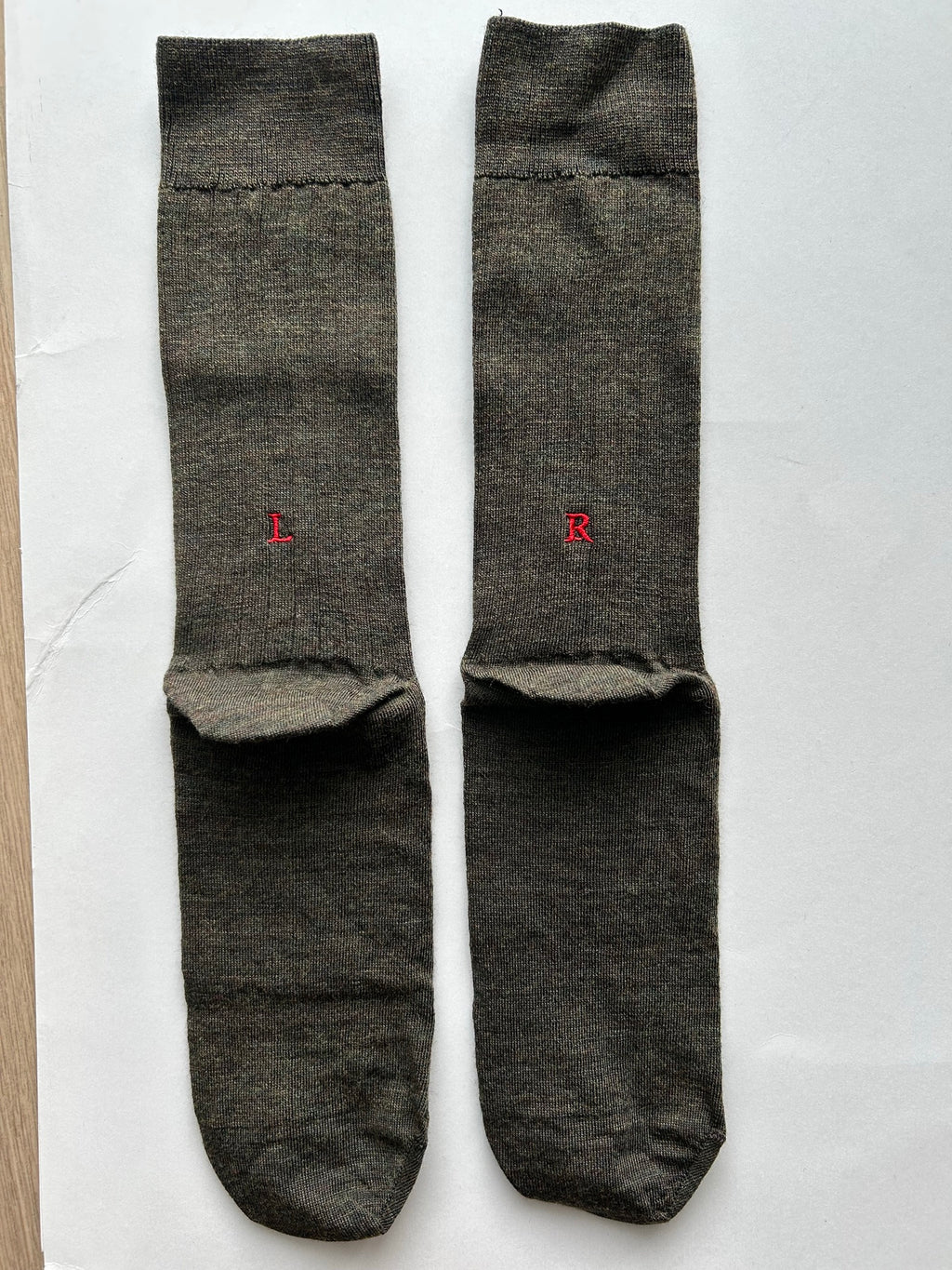 Calze verde melange da uomo in lana merino con le iniziali ricamate in rosso, Individual Socks