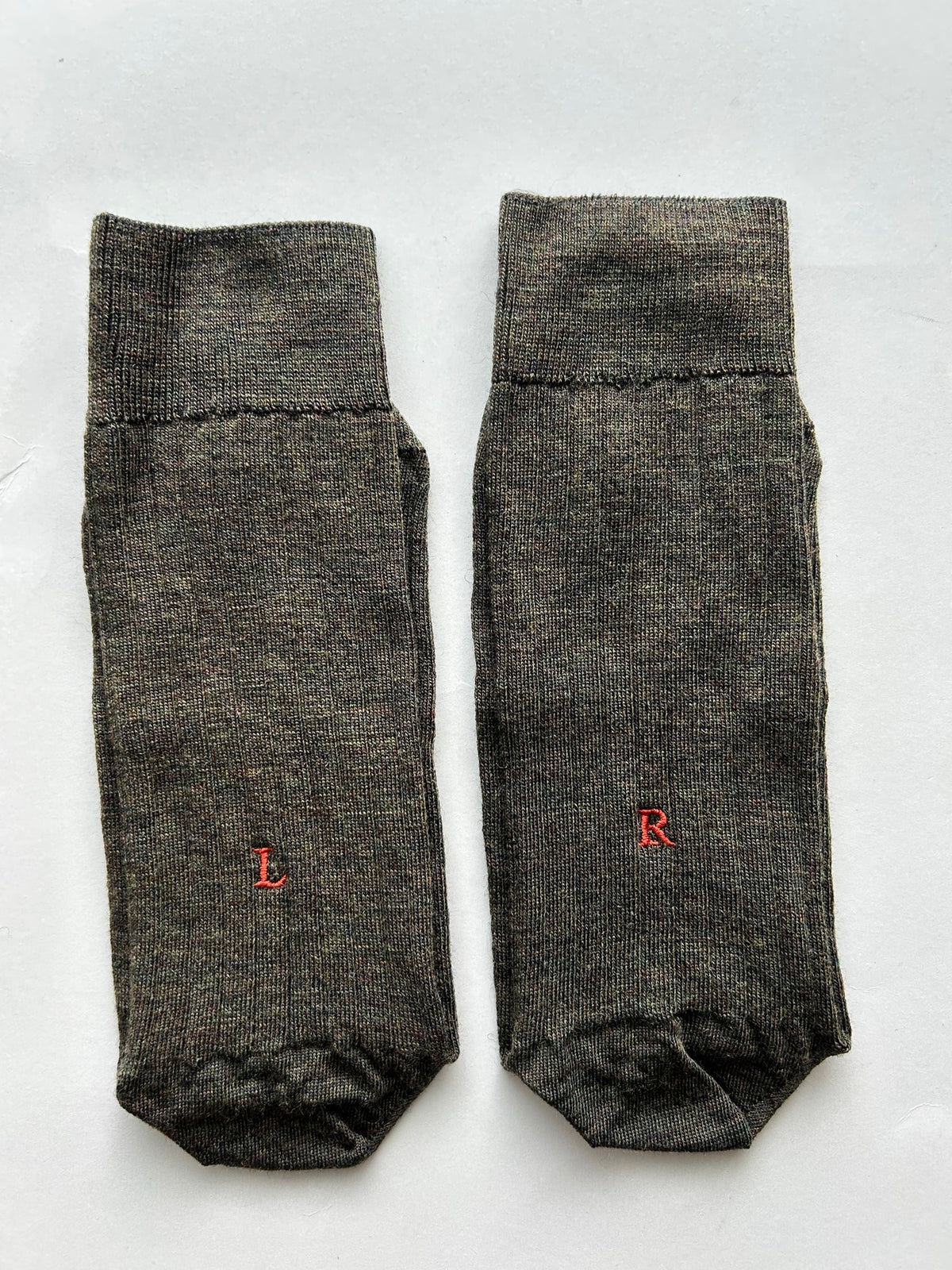 Calze verde melange da uomo in lana merino con le iniziali ricamate in rosso, Individual Socks