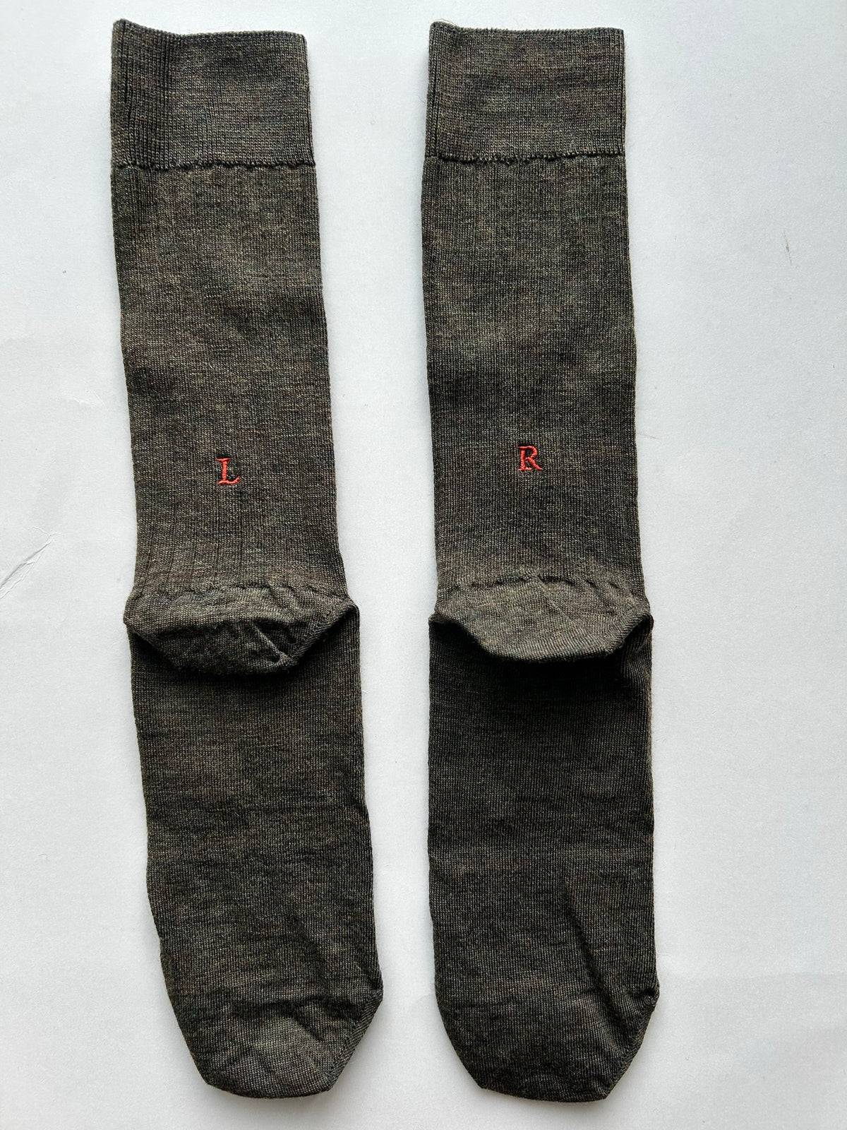 Calze verde melange da uomo in lana merino con le iniziali ricamate in rosso, Individual Socks