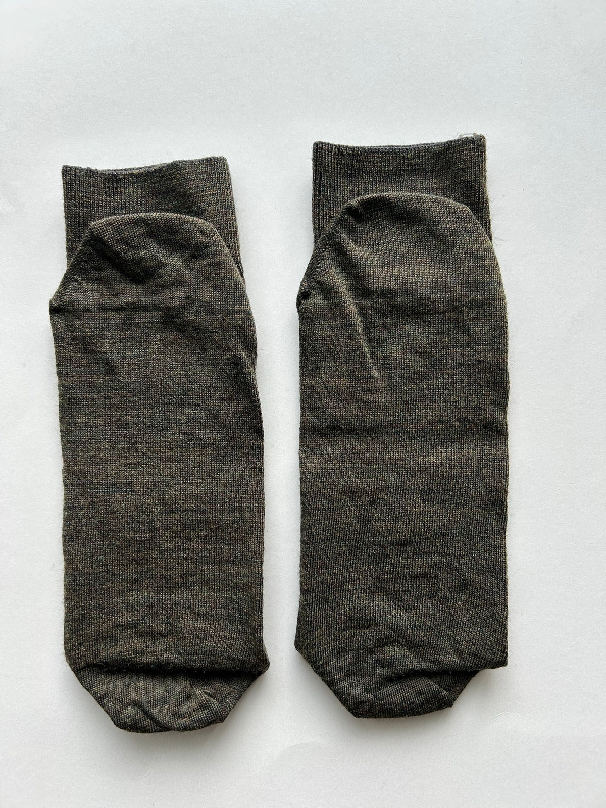 Calze verde melange da uomo in lana merino con le iniziali ricamate in rosso, Individual Socks