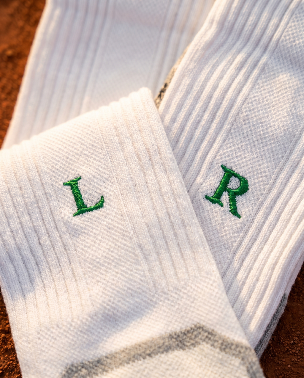 Calze tennis personalizzate Solo Iniziali, bianche con iniziali ricamate in verde — il miglior regalo per chi gioca a tennis