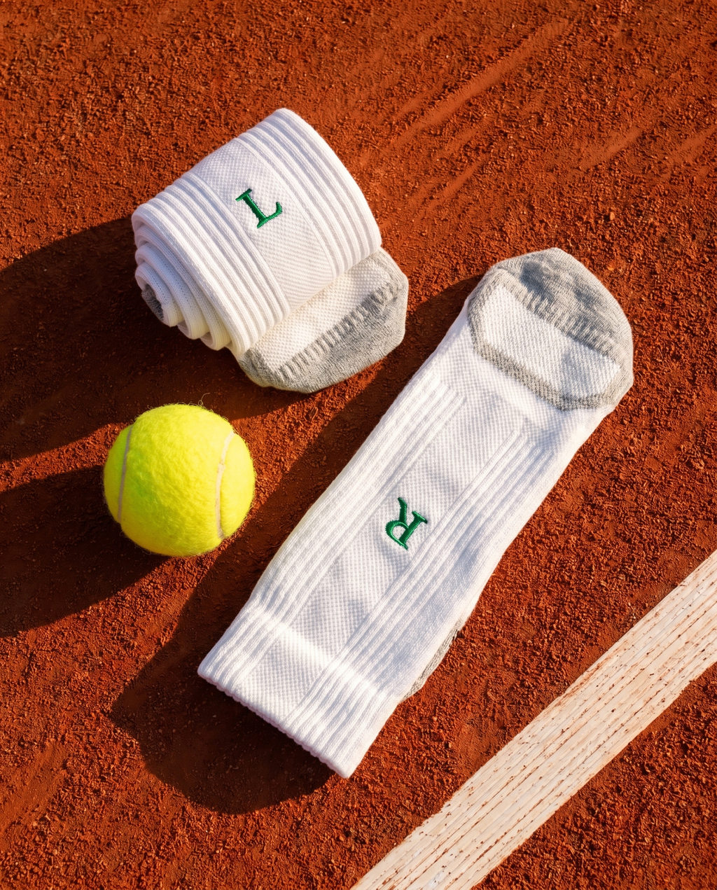 Calze tennis personalizzate Solo Iniziali, bianche con iniziali ricamate in verde — il miglior regalo per chi gioca a tennis