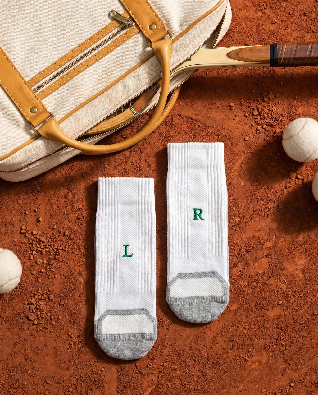 Calze tennis personalizzate Solo Iniziali, bianche con iniziali ricamate in verde — il miglior regalo per chi gioca a tennis