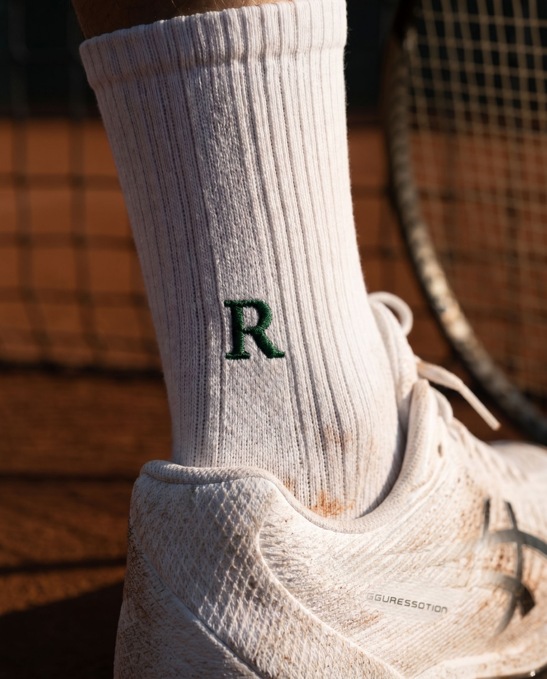 Calze tennis personalizzate con iniziali ricamate in verde, in campo — il miglior regalo per chi gioca a tennis