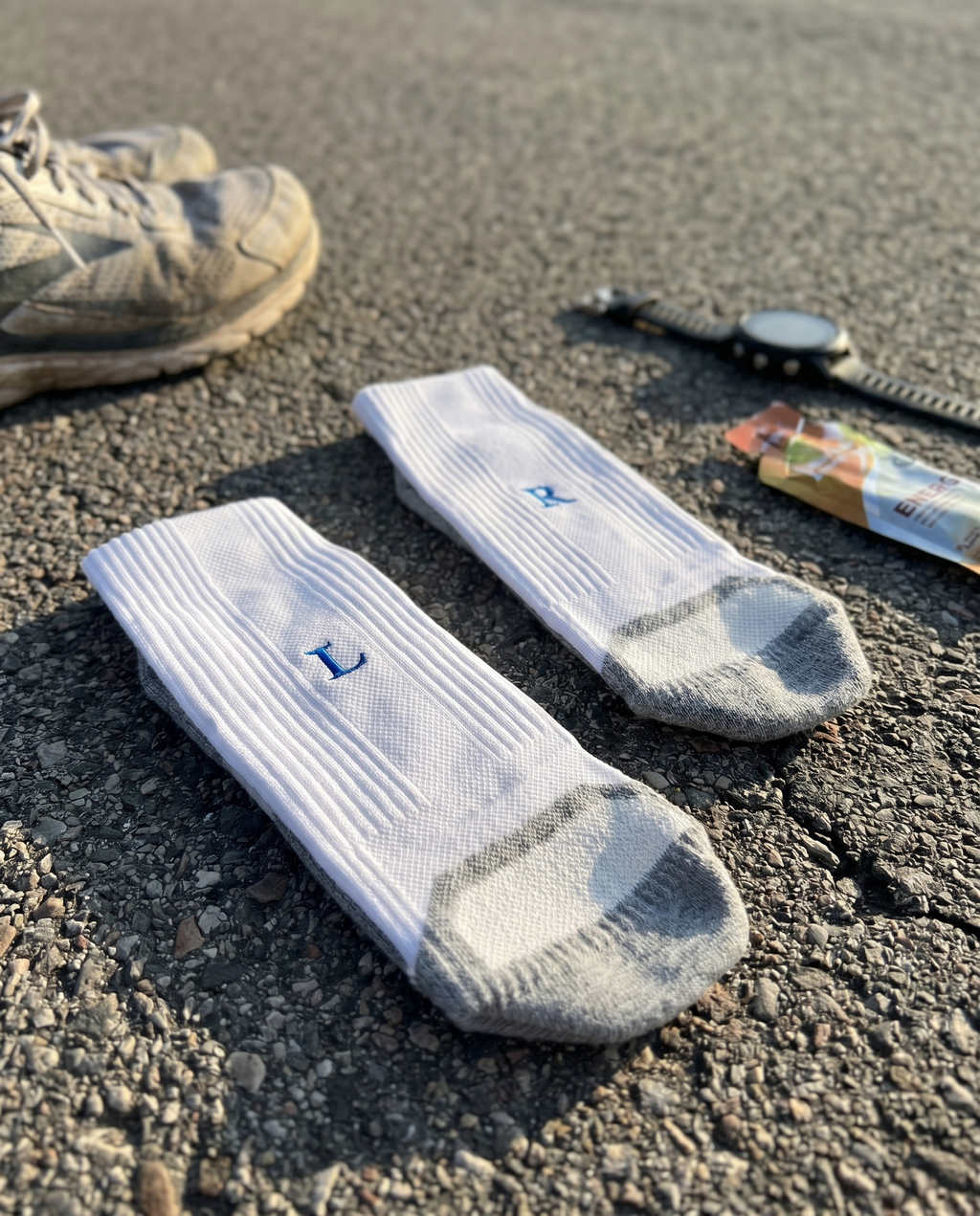 Calze running personalizzate Solo Iniziali, bianche con iniziali ricamate in blu royal — il miglior regalo per chi ama correre