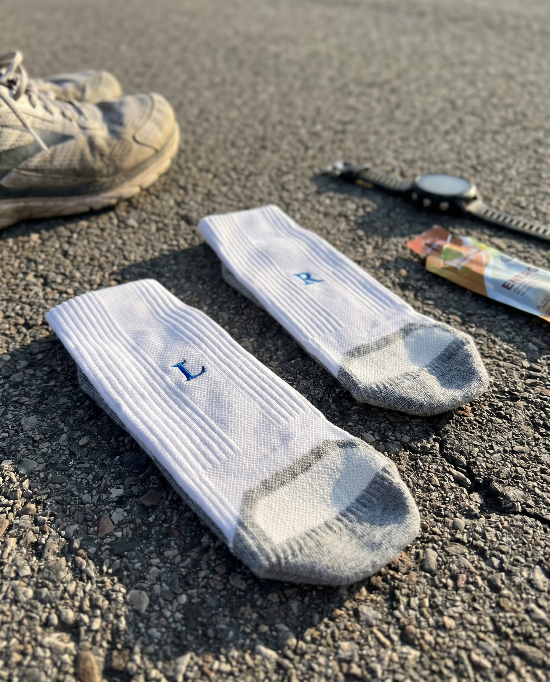 Calze running personalizzate Solo Iniziali, bianche con iniziali ricamate in blu royal — il miglior regalo per chi ama correre