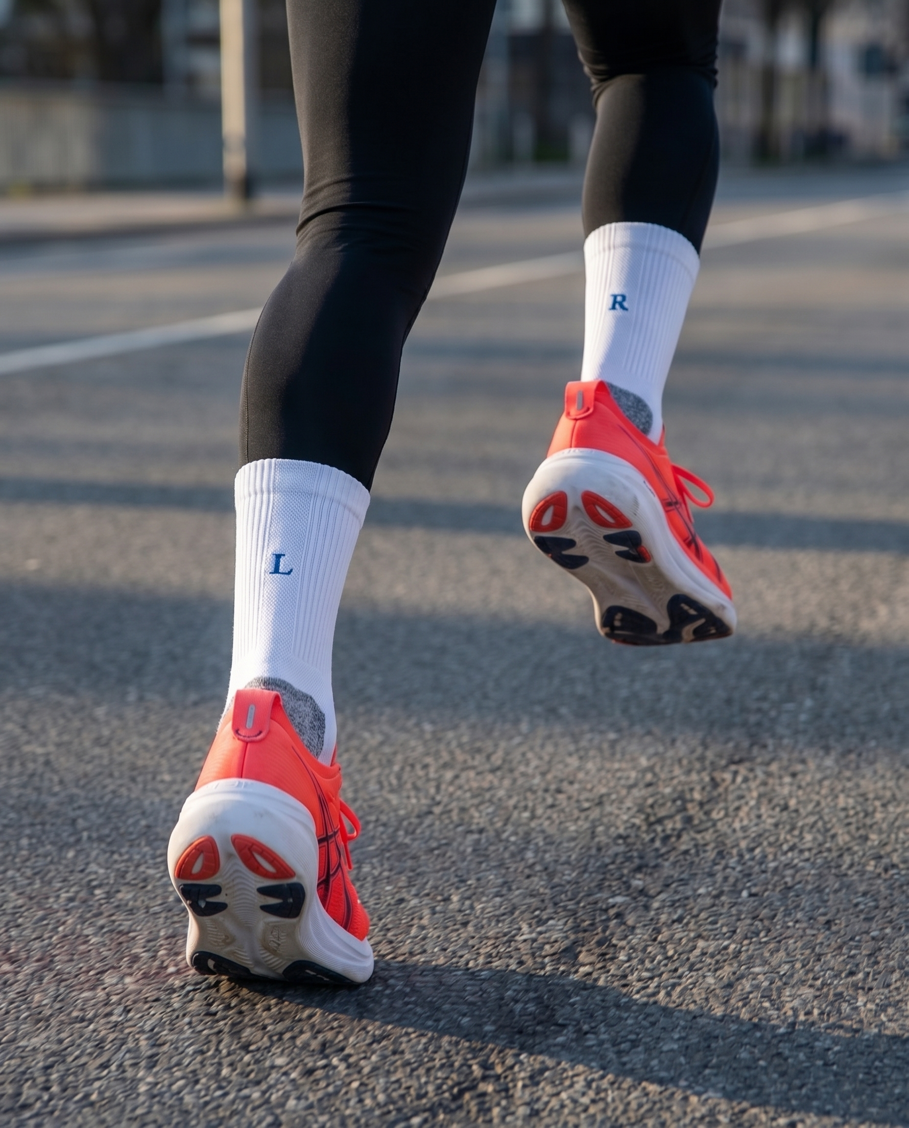 Calze running personalizzate con iniziali ricamate in blu royal, indossate in corsa — il miglior regalo per chi ama correre
