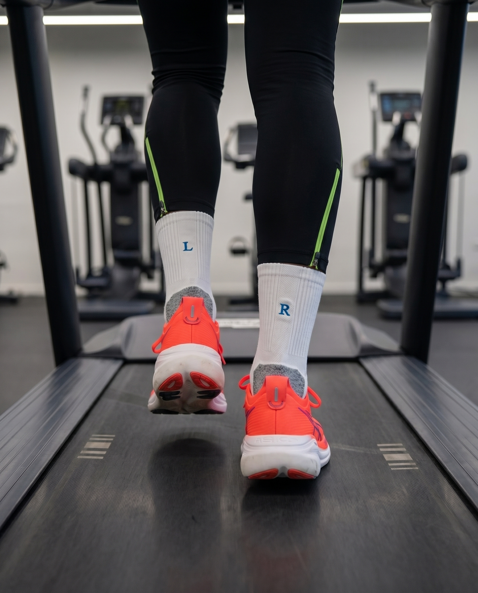 Calze running personalizzate con iniziali ricamate in blu royal, indossate in corsa — il miglior regalo per chi ama correre