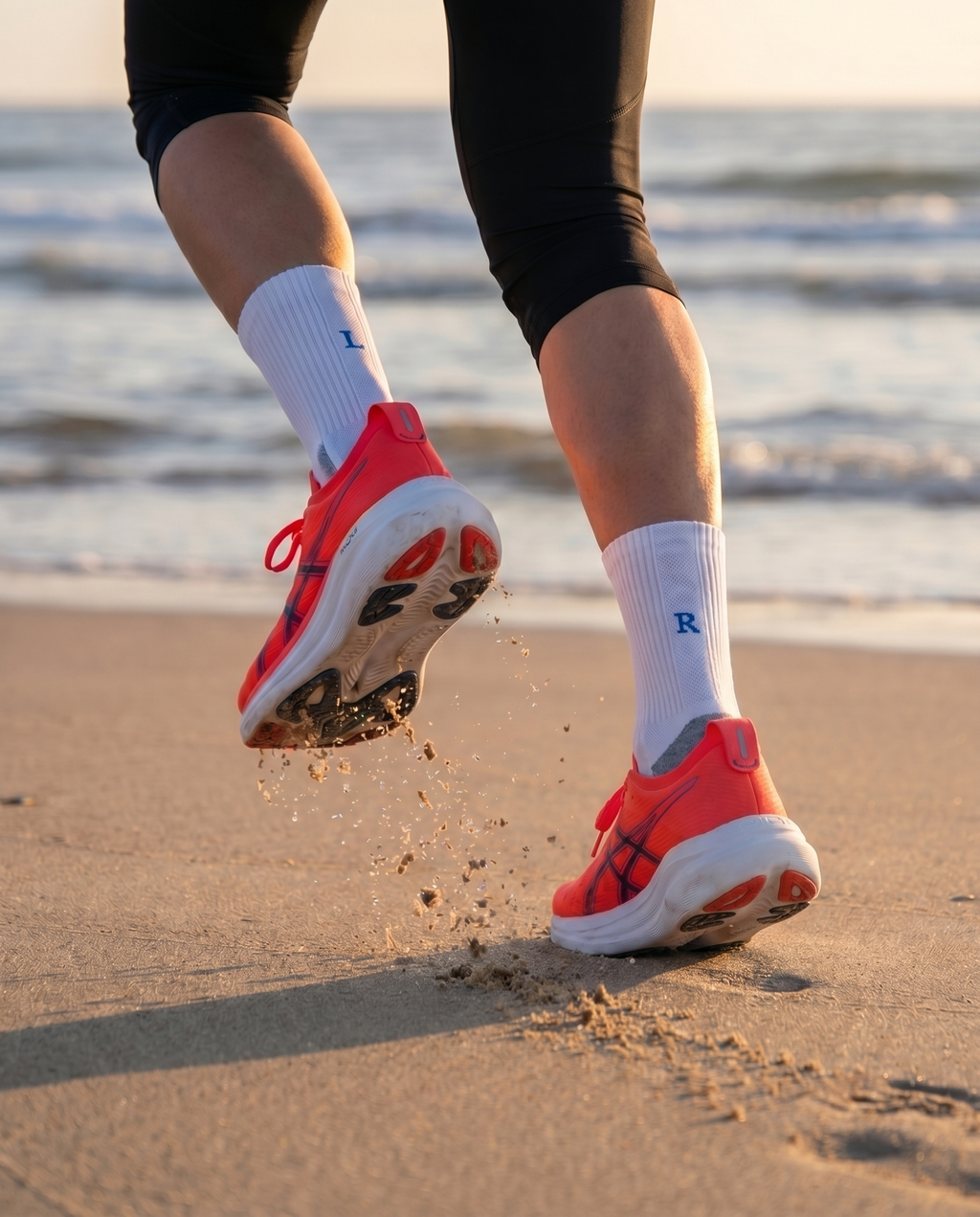 Calze running personalizzate con iniziali ricamate in blu royal, indossate in corsa — il miglior regalo per chi ama correre