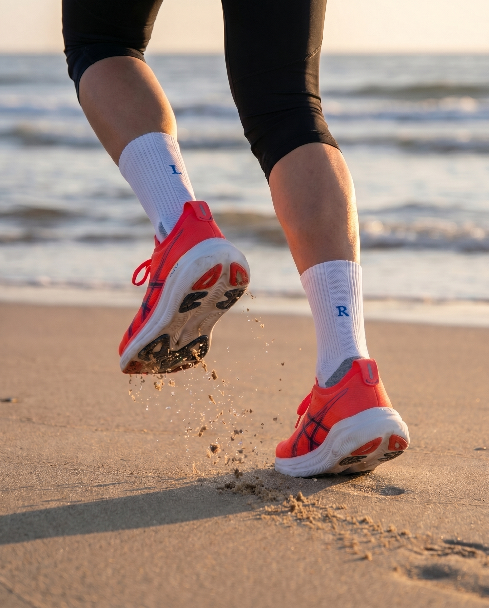 Calze running personalizzate con iniziali ricamate in blu royal, indossate in corsa — il miglior regalo per chi ama correre