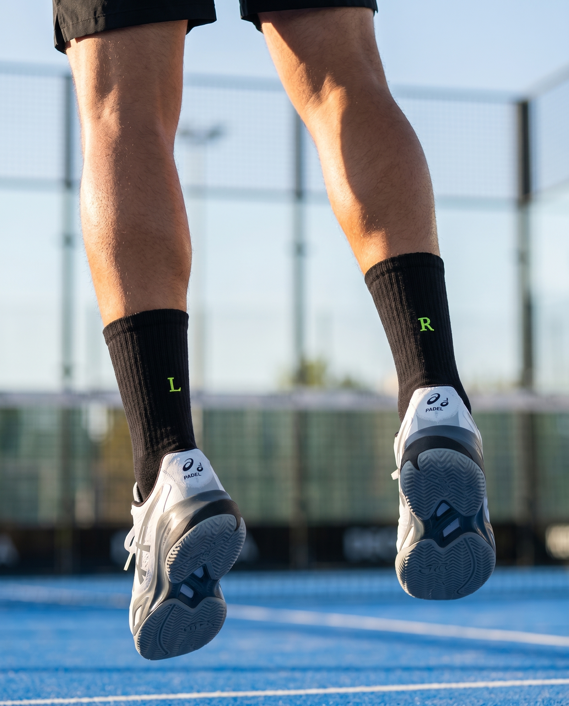 Calze padel personalizzate con iniziali ricamate, in campo — il miglior regalo per chi gioca a padel