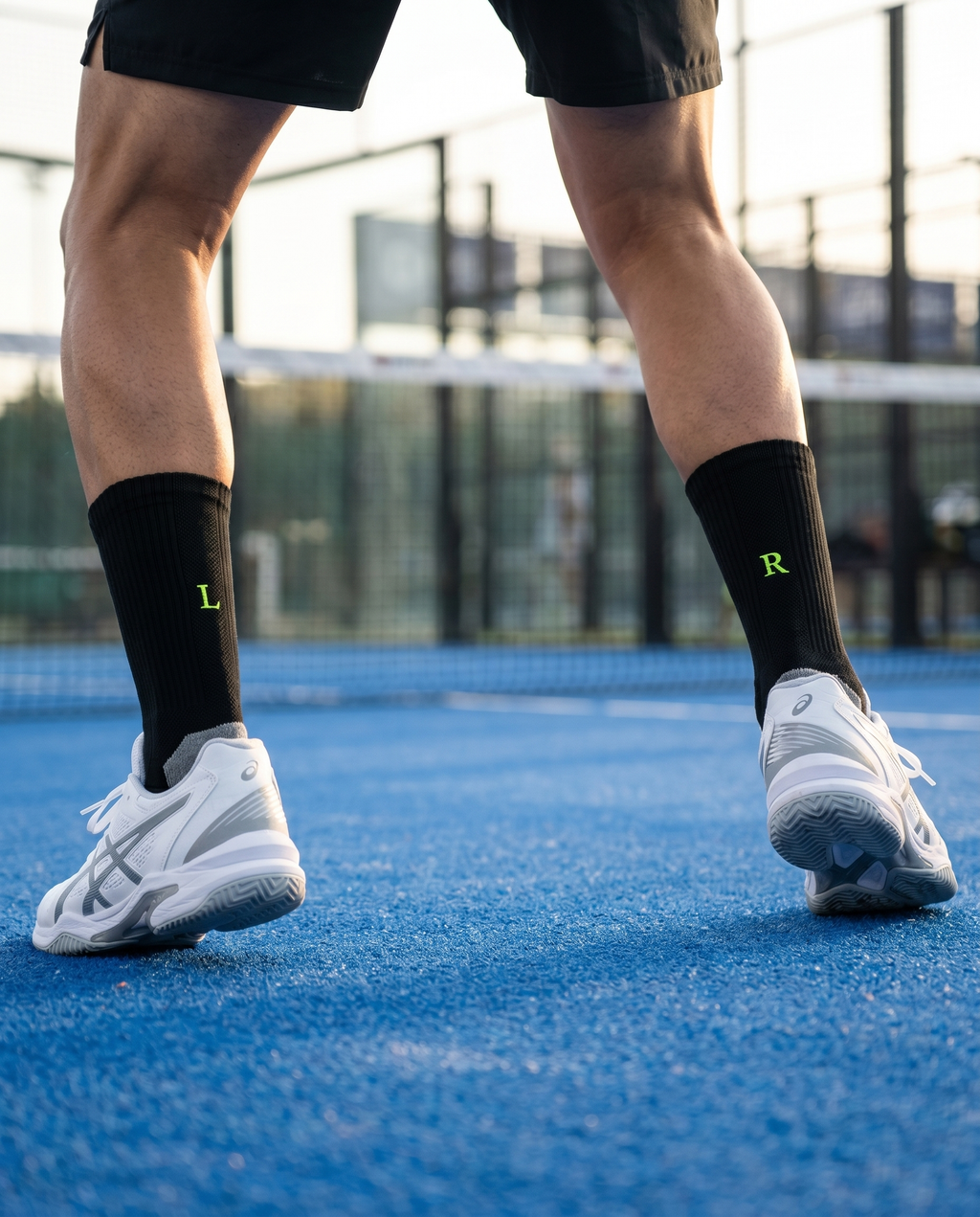 Calze padel personalizzate con iniziali ricamate, in campo — il miglior regalo per chi gioca a padel
