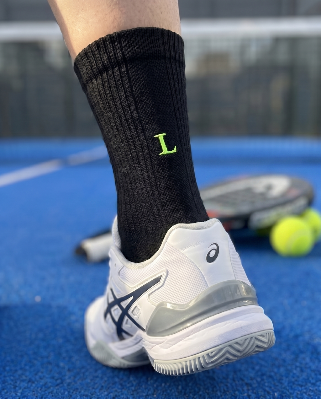 Calze padel personalizzate con iniziali ricamate, in campo — il miglior regalo per chi gioca a padel