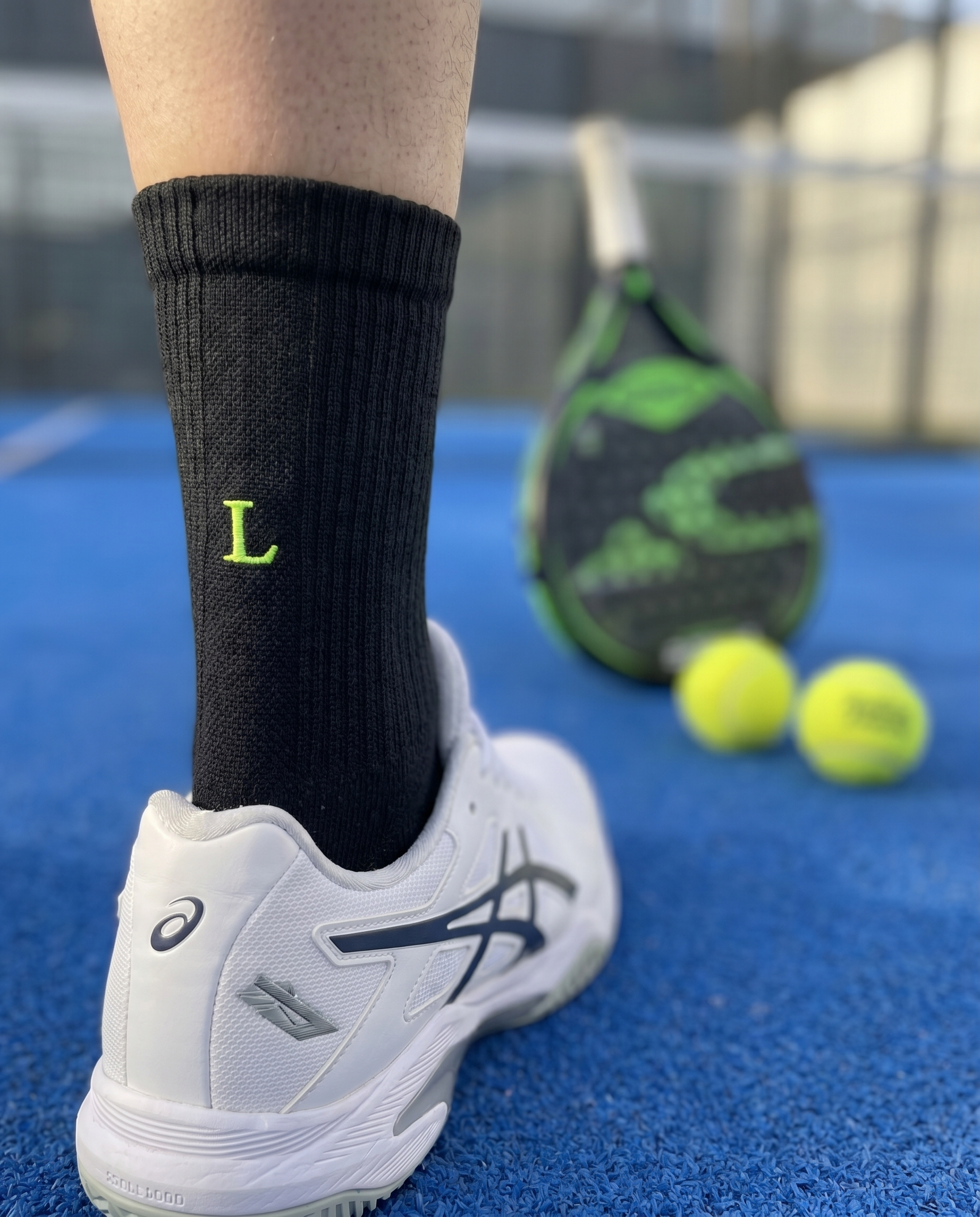Calze padel personalizzate con iniziali ricamate, in campo — il miglior regalo per chi gioca a padel