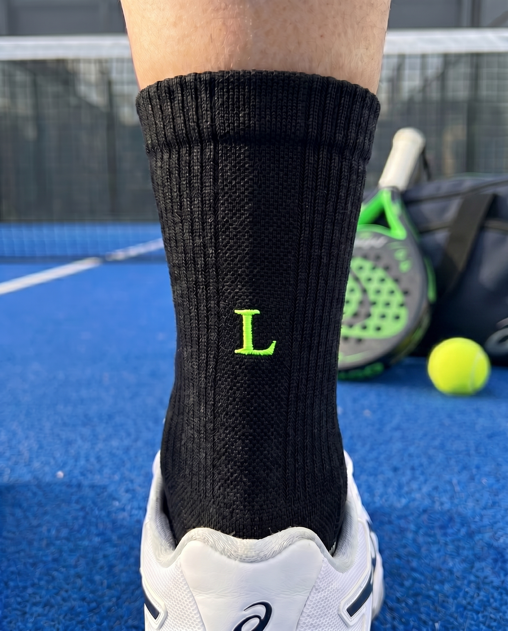 Calze padel personalizzate con iniziali ricamate, in campo — il miglior regalo per chi gioca a padel