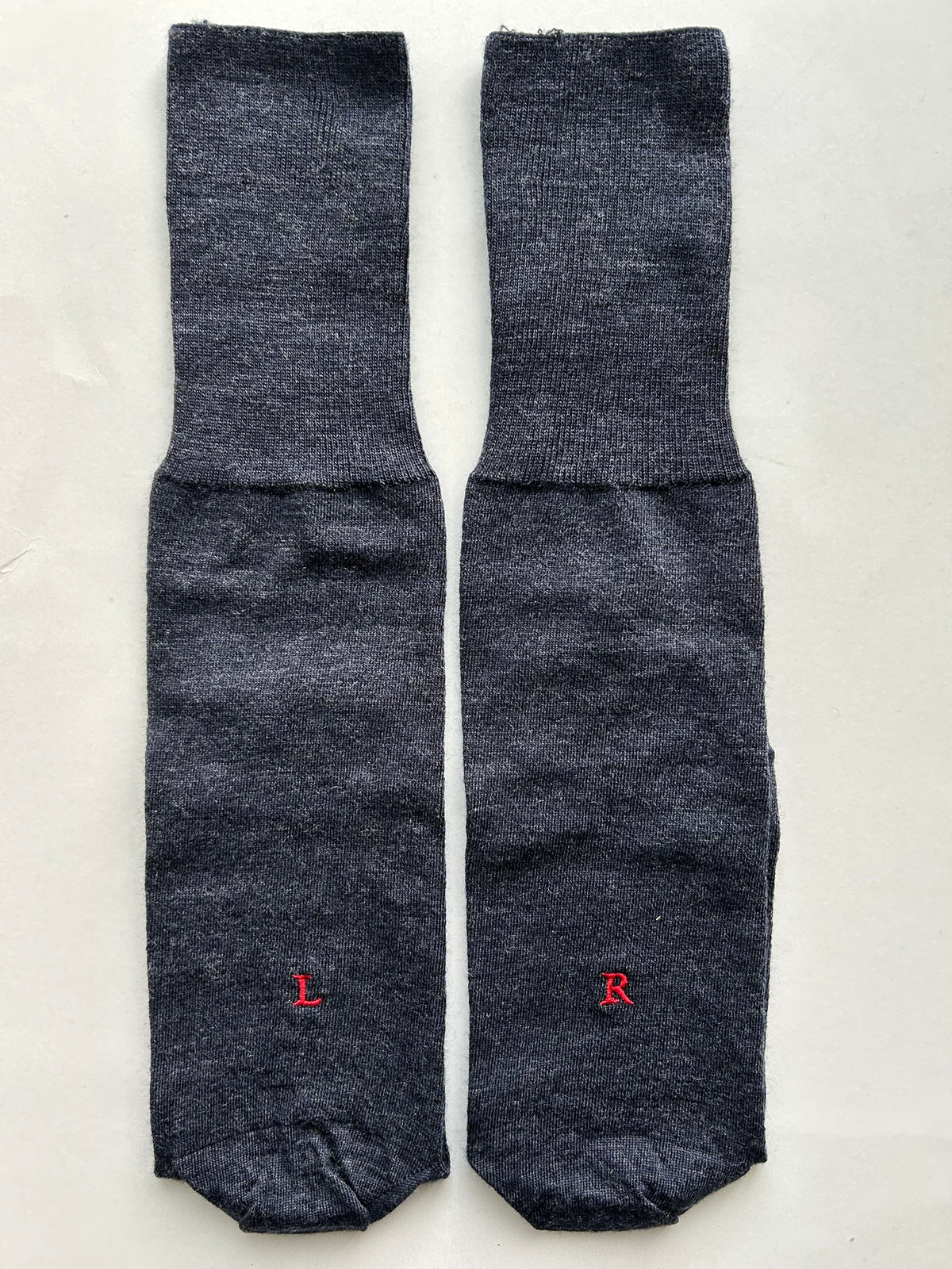 Calze blu da uomo in lana merino con le iniziali ricamate in rosso, Individual Socks