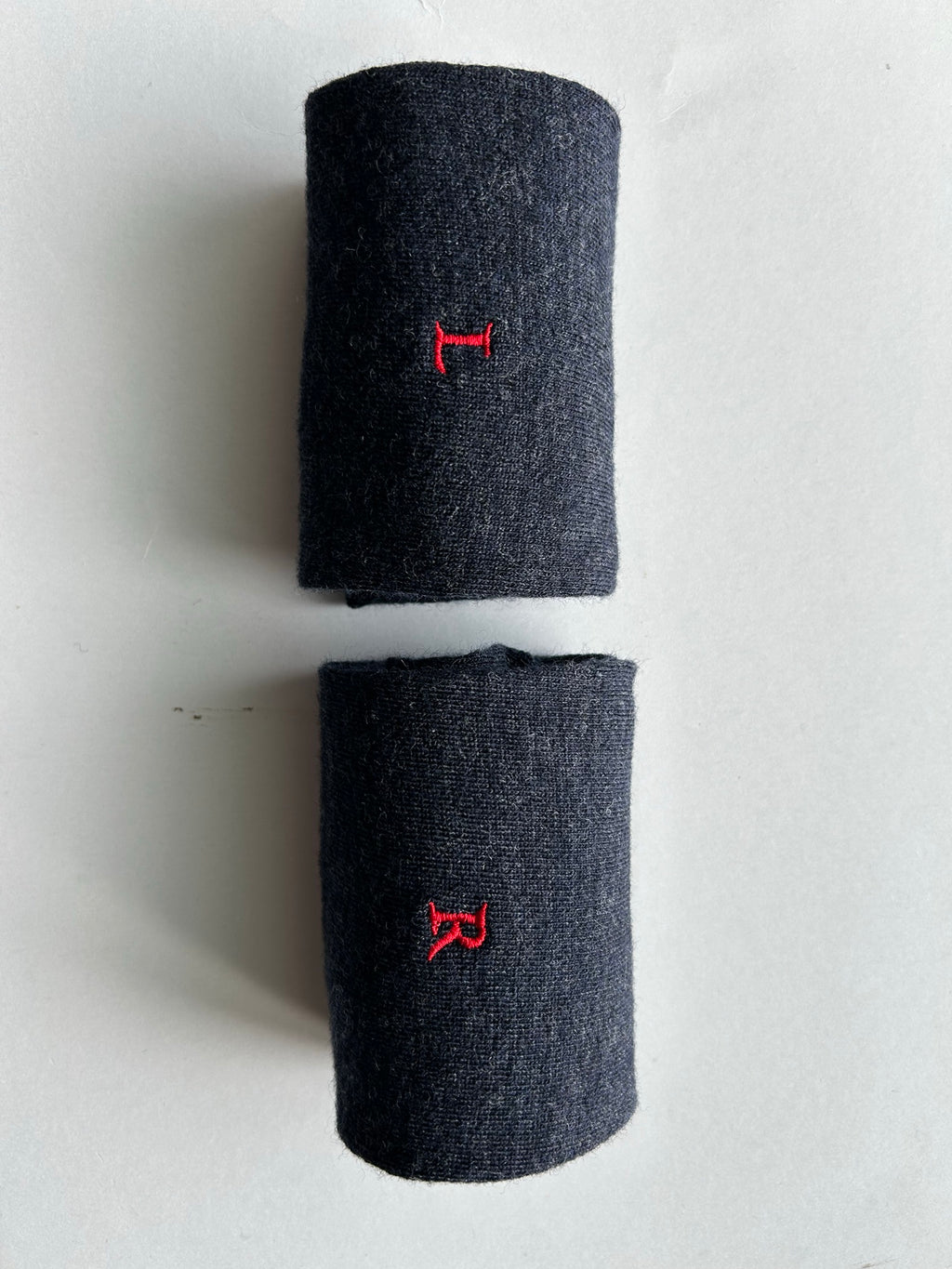 Calze blu da uomo in lana merino con le iniziali ricamate in rosso, Individual Socks
