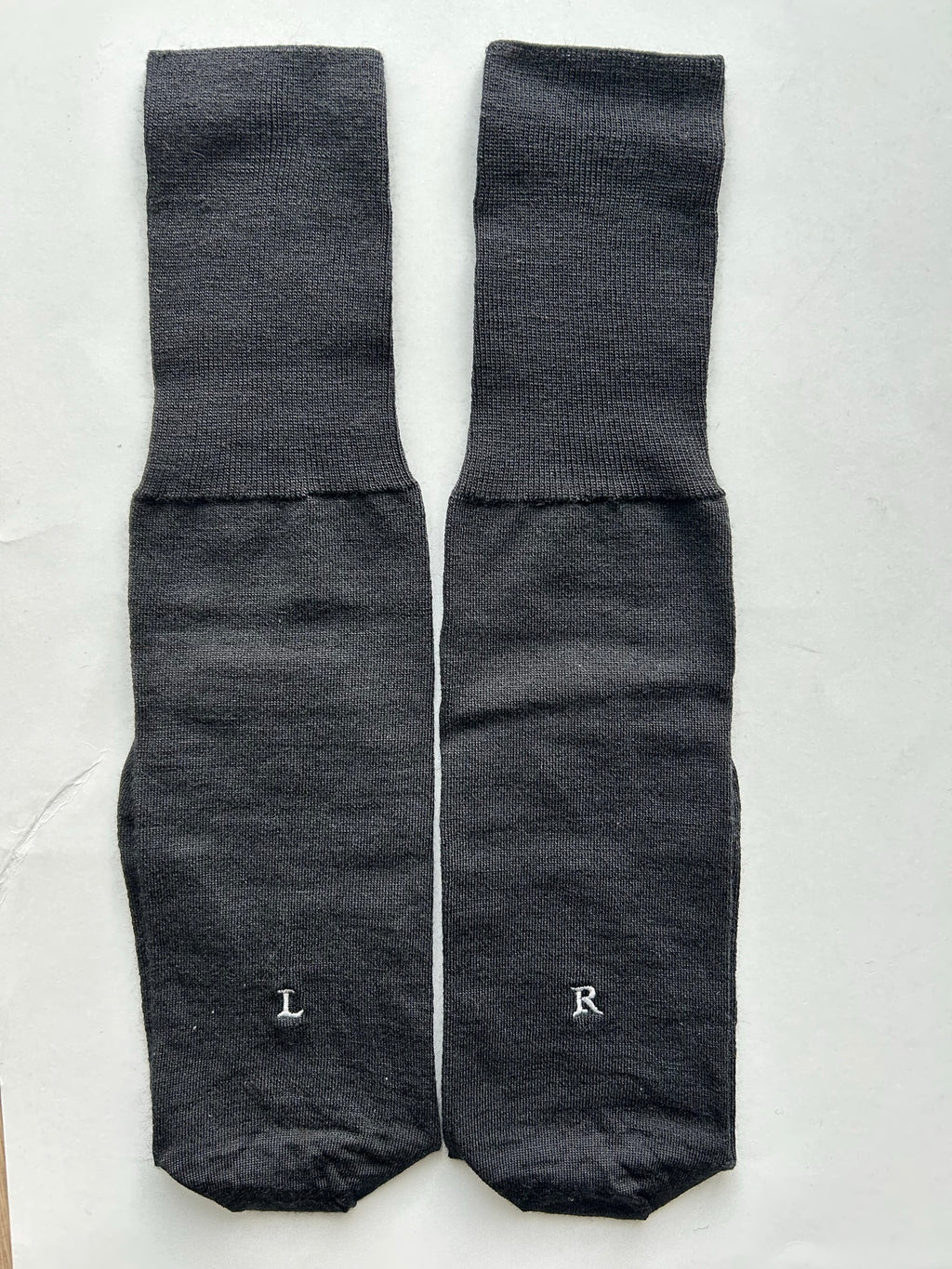 Calze blu da uomo in lana merino con le iniziali ricamate in grigio, Individual Socks