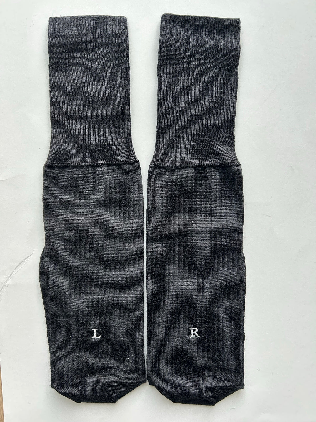 Calze blu da uomo in lana merino con le iniziali ricamate in grigio, Individual Socks