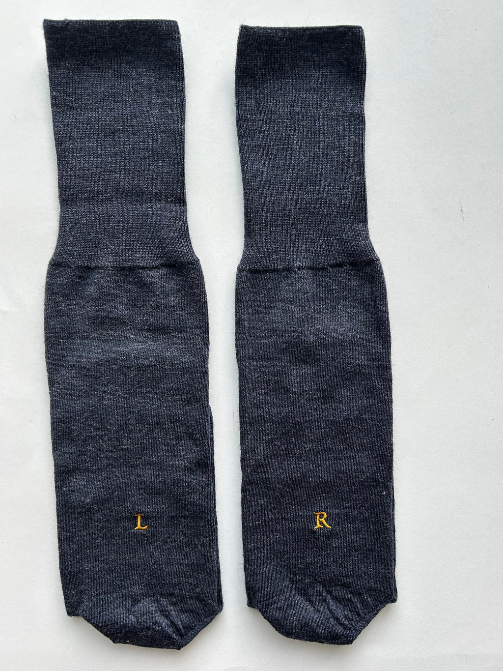 Calze blu da uomo in lana merino con le iniziali ricamate in senape, Individual Socks